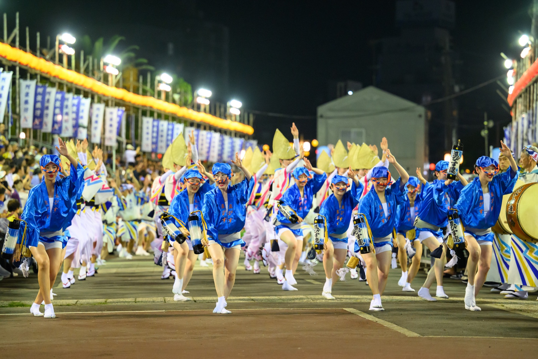 在夜間節慶中一同前行的 EBISU REN 舞者